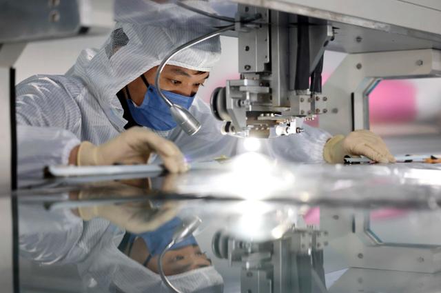 国务院：研究推动经济持续回升向好的一批政策措施 着力扩大有效需求、做强做优实体经济
