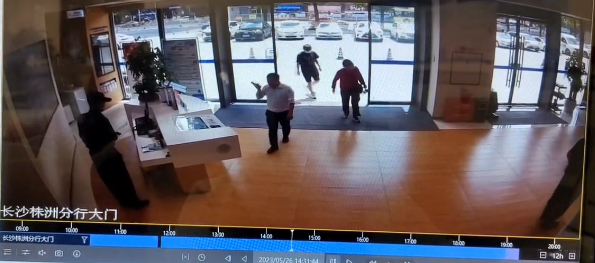 连续在三个银行网点碰壁后，他被警察带走