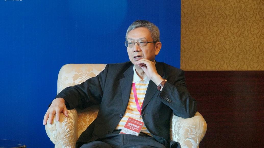 贾康谈支持民企吸纳就业：可用贷款贴息、产业引导基金等方式