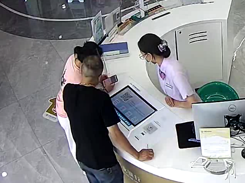 海宁一女子在银行大声打电话……警察：不对劲