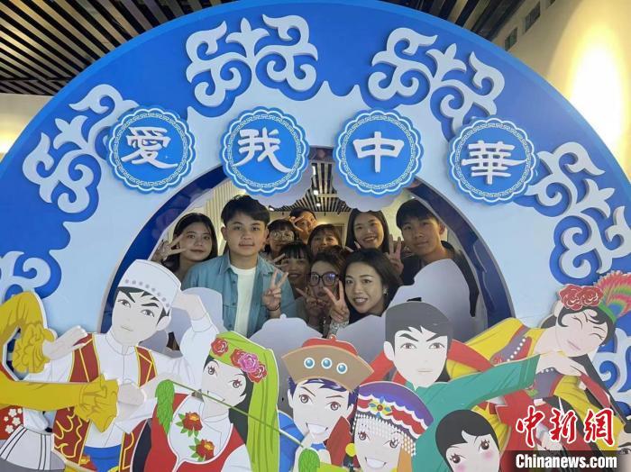 台湾大学生赴疆交流 感慨新疆经济社会发展