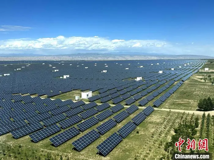 探访全球最大光伏基地：戈壁荒滩上泛起“蓝海”经济 行业新闻 第2张