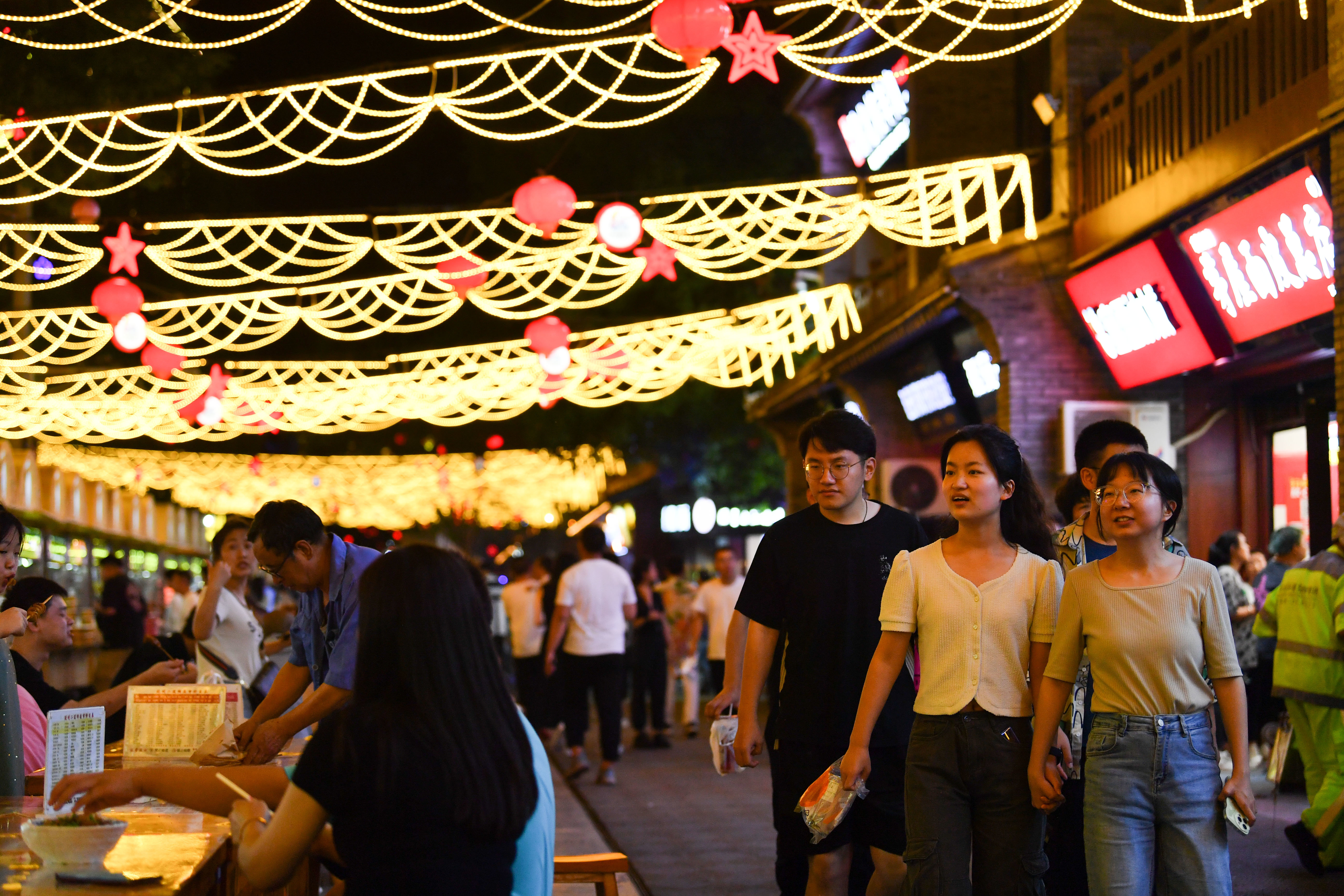 激活夜经济 金融助燃城市“烟火气”