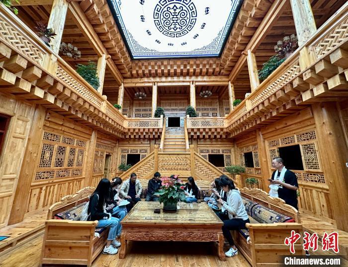 “冷门”景点升温 甘肃藏族村寨旅游催生美丽经济