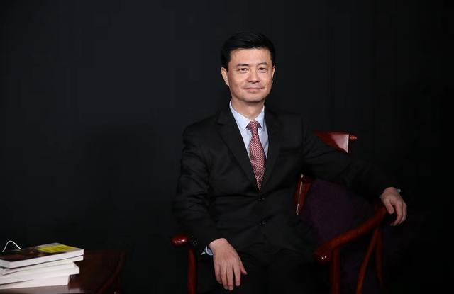「东看西看」胡捷：数十家银行评级或下调，美国银行业风险外溢有何冲击？