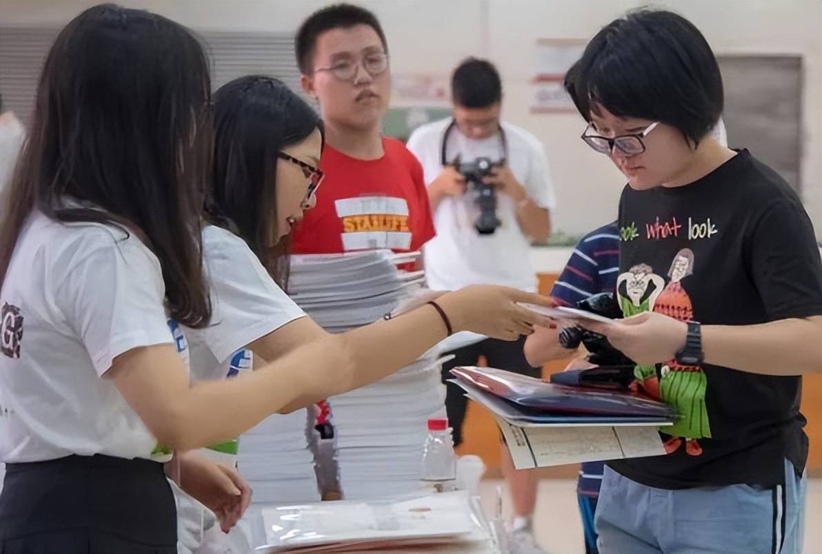 原创 学生好不容易考上大学，家里不给钱也不给贷款担保，学生无奈哭诉