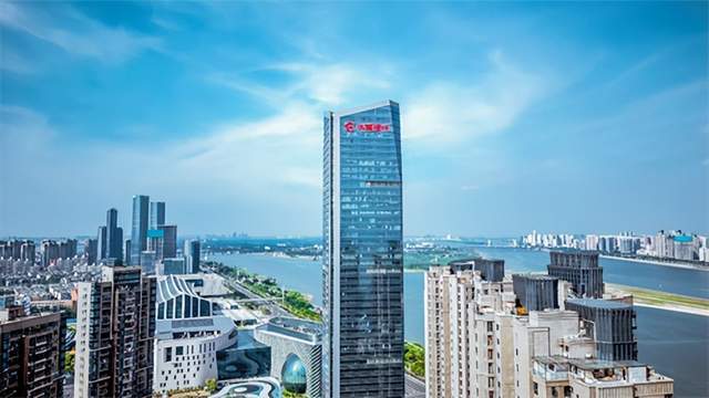 华夏银行南昌分行：“初心图书馆”打造沉浸式书香银行