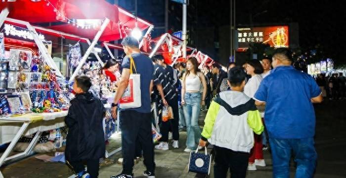 济南商圈火了“市集经济”