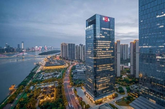 长沙银行冲刺万亿银行隐忧：业绩增速下滑，贷款业务“踩雷”超22亿元
