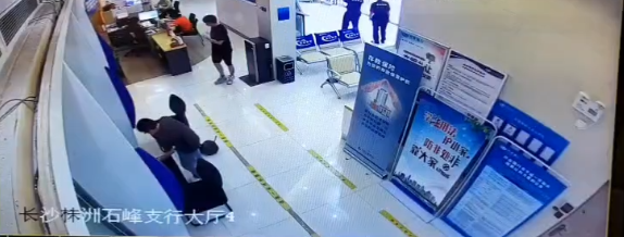 连续在三个银行网点碰壁后，他被警察带走 银行 银行网点 行业新闻 第5张