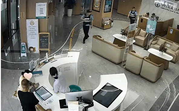 海宁一女子在银行大声打电话……警察：不对劲 社会万象 银行 行业新闻 第3张