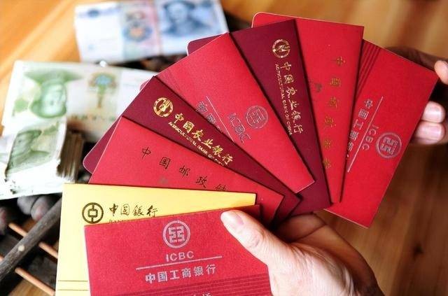 原创 存款用“存折”好还是“银行卡”好？幸亏银行员工提醒，望知晓！ 行业新闻 第2张