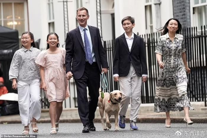 英国前财政大臣带着西安妻子和三个娃，搬离唐宁街，继任者很特别