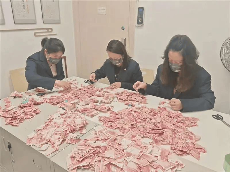 女子提着一袋东西走进昆明一银行，工作人员：20多年第一次见…… 行业新闻 第3张