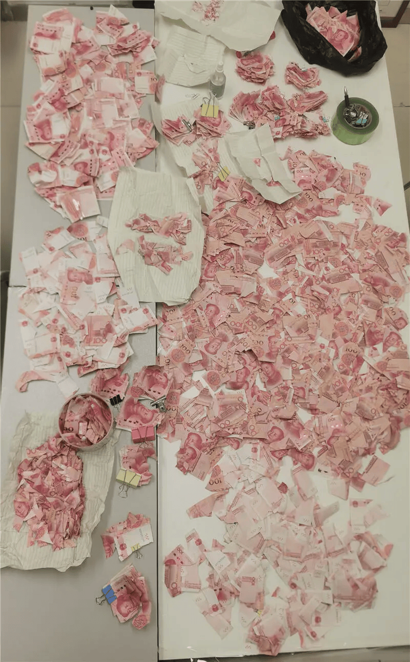 女子提着一袋东西走进昆明一银行，工作人员：20多年第一次见…… 行业新闻 第2张