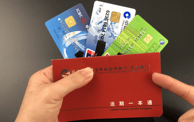 原创 银行卡通知短信要“关”吗？听了银行老员工的“提醒”，恍然大悟