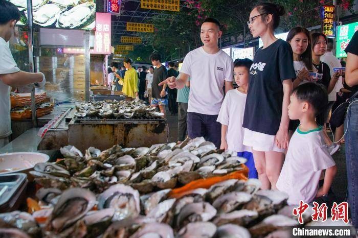 广西南宁：夜市人潮涌动 餐饮经济火热