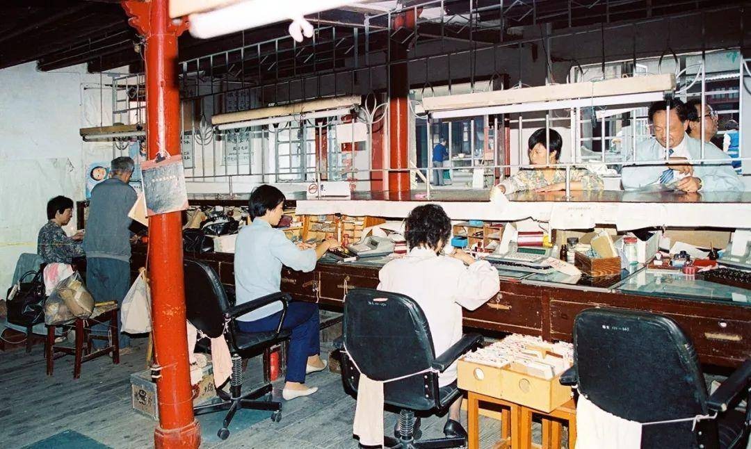 原创 沈阳妇女拿黄金到银行，银行看后赶忙报警，引出19年前通天大案 妇女 银行 行业新闻 第6张