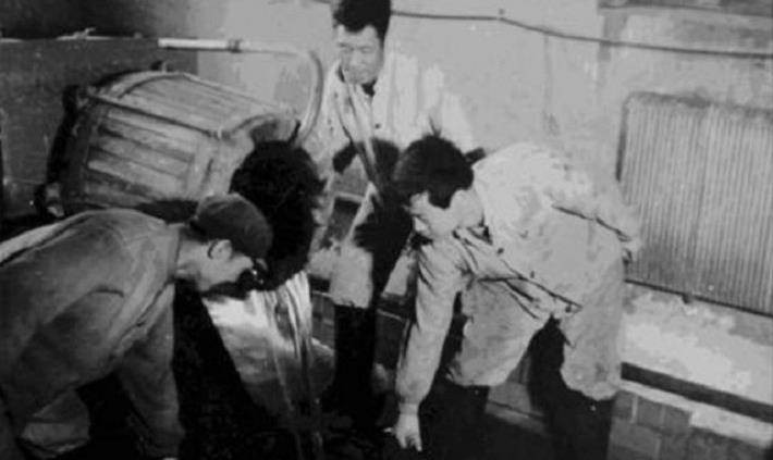 原创 沈阳妇女拿黄金到银行，银行看后赶忙报警，引出19年前通天大案 妇女 银行 行业新闻 第8张