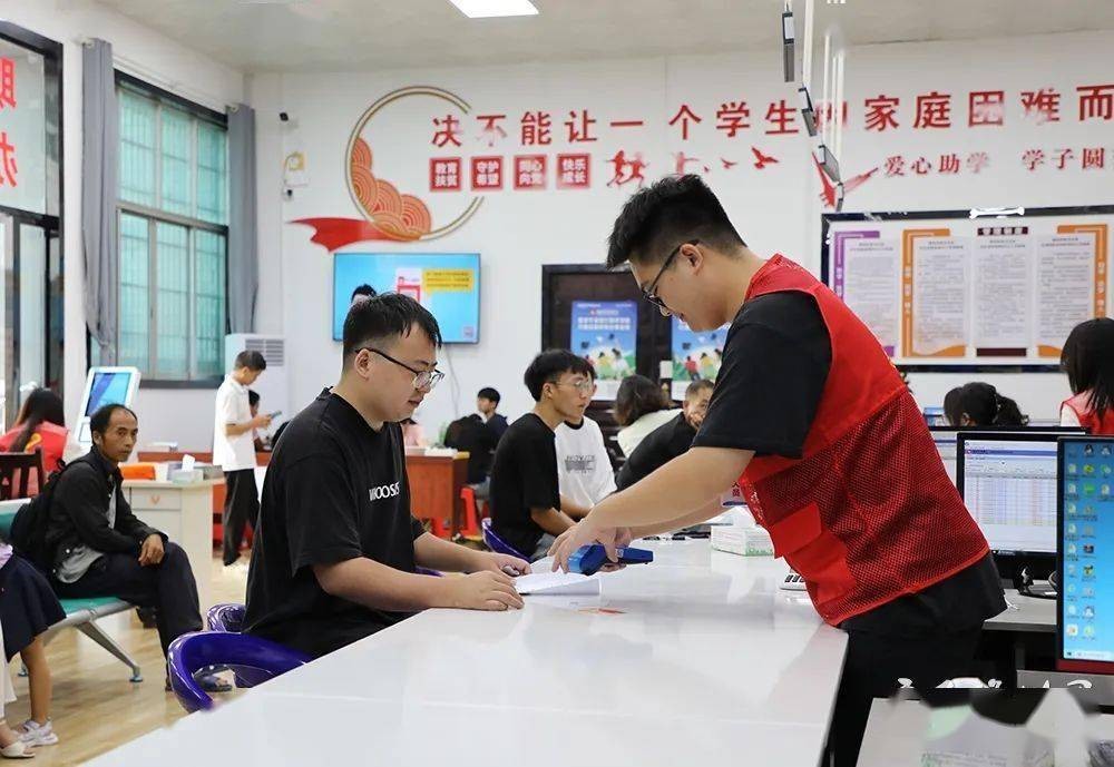 隆林：助学贷款助力学子圆梦大学 大学生助学贷款政策 隆林 助学贷款 行业新闻 第2张