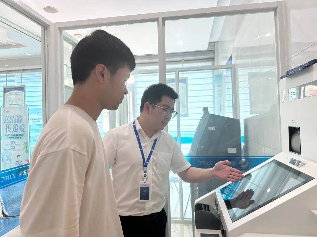 怎么回事？海盐一银行柜员拒绝给老人办理业务…… 社会万象 银行 行业新闻 第6张