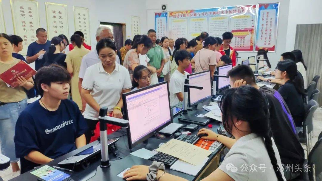 邓州：两亿元助学贷款 助学子圆梦大学